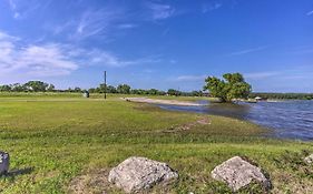 Lake Texoma Cabin Near Willow Springs Marina!